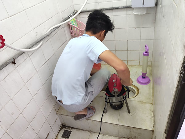 栖霞管道堵塞冒臭气 专业师傅现场解决问题