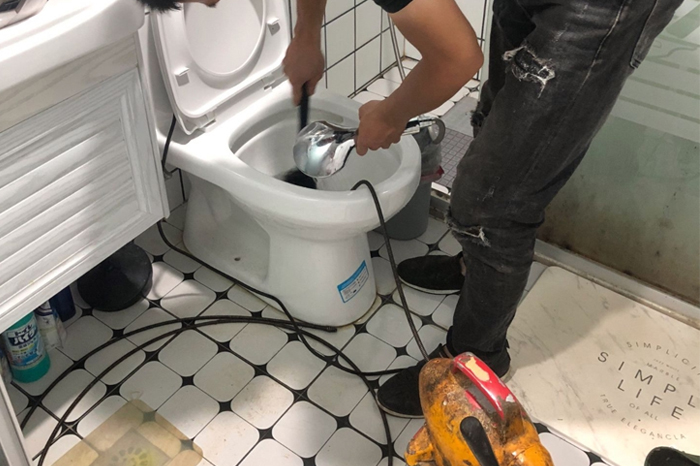 栖霞马桶堵塞自己疏通还是找师傅?专业上门服务让你省时更省心